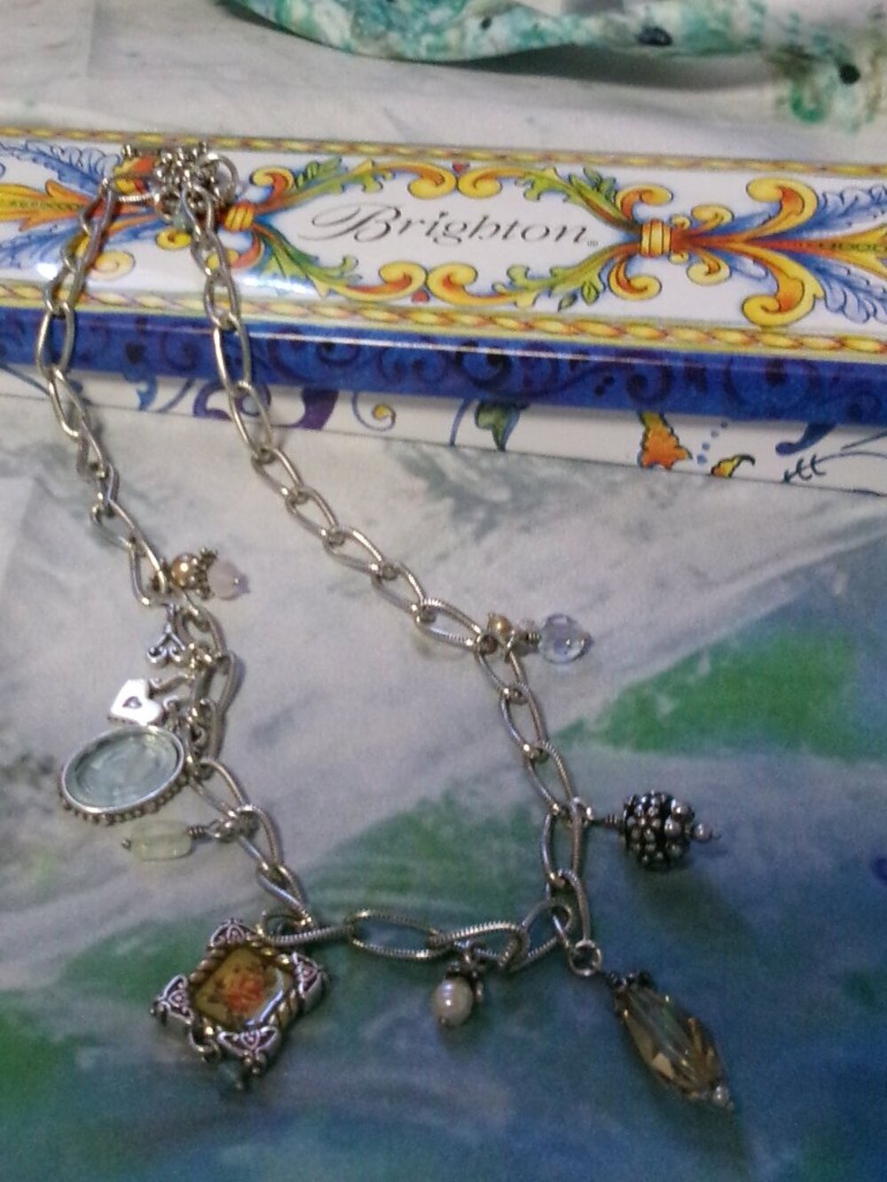 LN Vintage Brighton Chunky Charm Necklace in Metal Tin